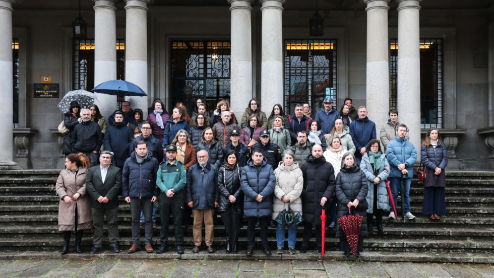 Minuto de silencio en la Subdelegación del Gobierno en repulsa del asesinato machista de Mos