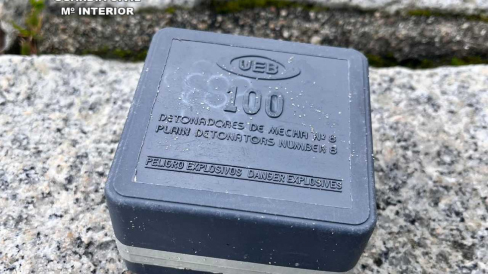 Guardia Civil retira un centenar de detonadores pirotécnicos en una playa de Poio