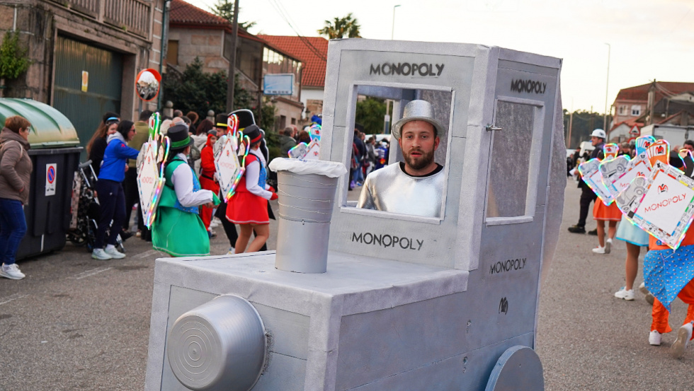 Mos reúne este domingo a 1.353 personas en un desfile de Entroido con 21 comparsas y la visita del Xabarín