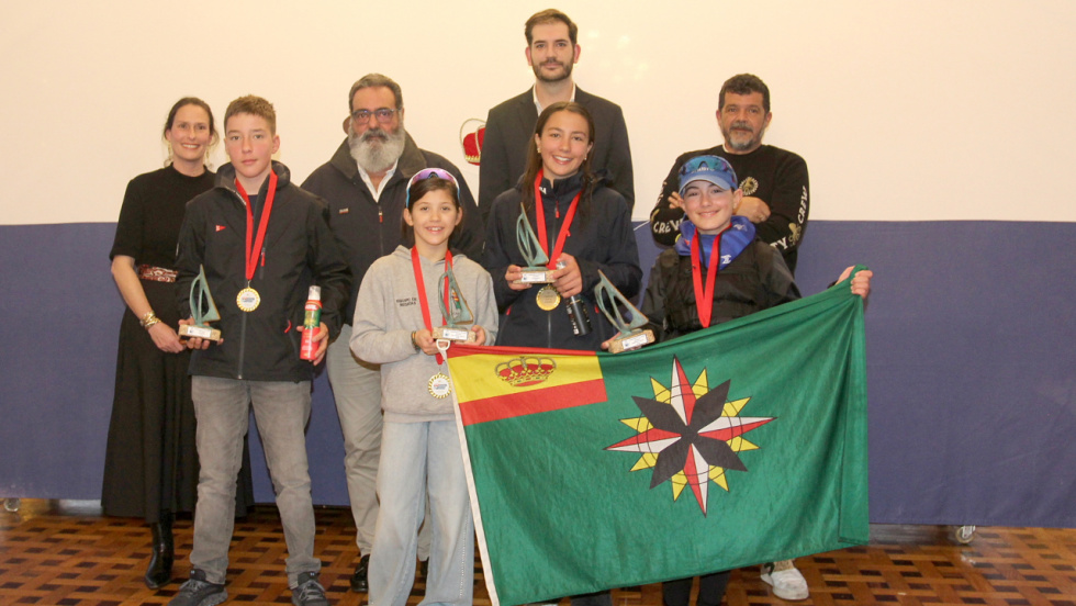 Alejandro Alonso y Lara Durán arrasan en el Campeonato Gallego de Optimist con un dominio aplastante