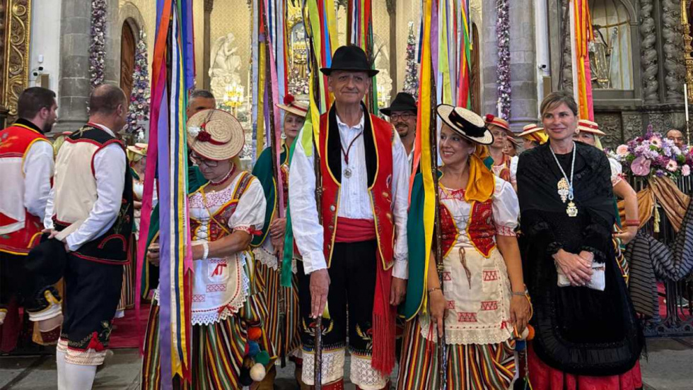 Ponteareas invita a sus vecinos a vivir el Corpus de su villa hermana, La Orotava