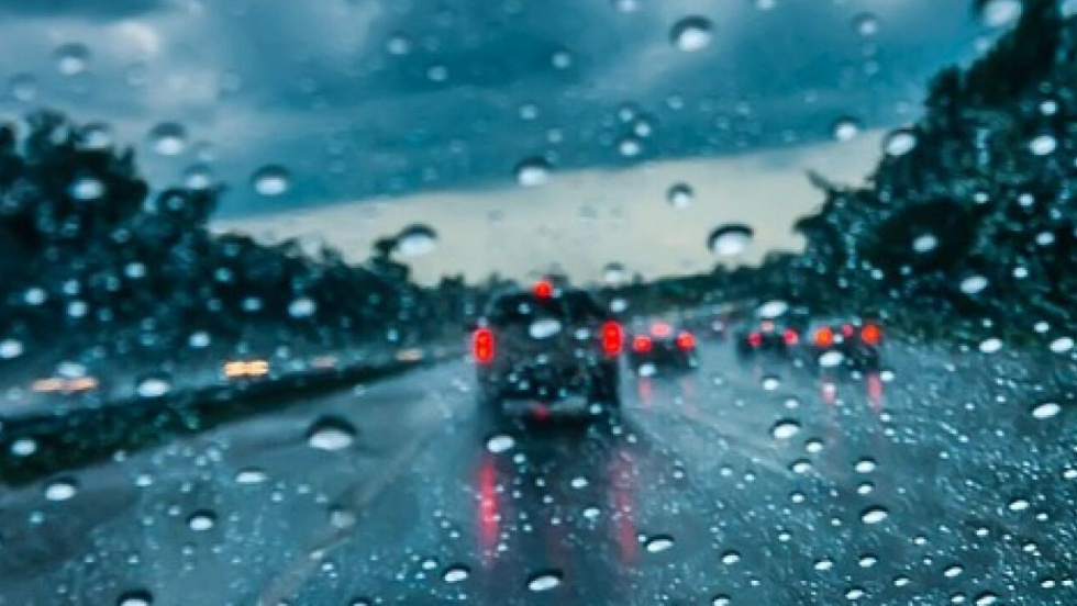 La visibilidad, el mayor riesgo al volante con lluvia: 10 claves para conducir con seguridad