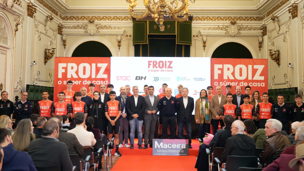 El Supermercados Froiz presenta su nueva temporada en el Pazo provincial arropado por el deporte gallego
