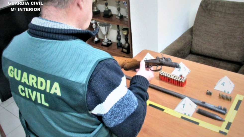 Intervenida una escopeta sin identificación en un domicilio de Sanxenxo tras una actuación por violencia de género