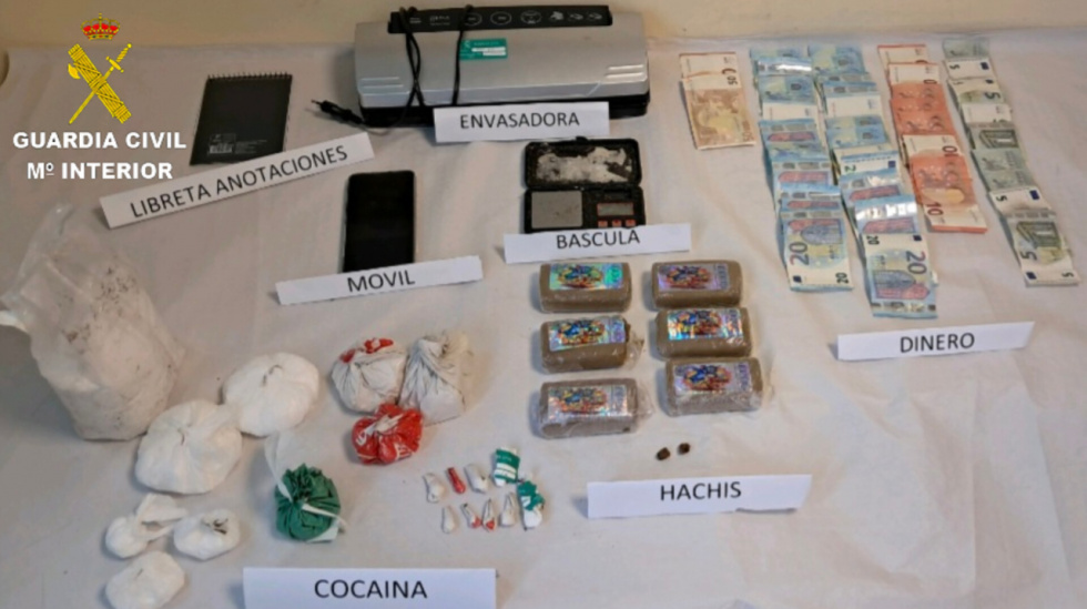 La Guardia Civil desarticula un punto de venta de drogas en Ribadumia e interviene más de medio kilo de cocaína