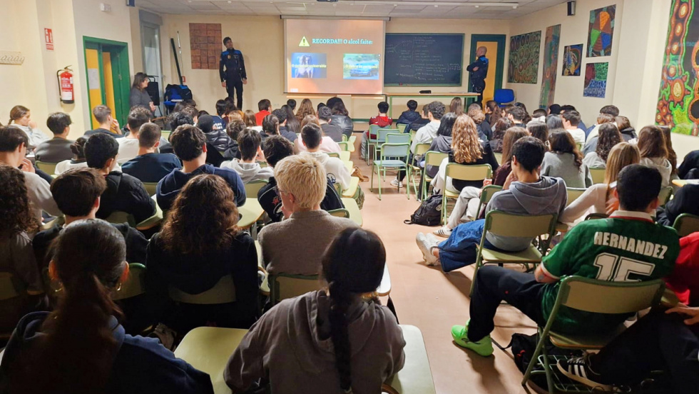 La Policía Local de Mos imparte formación sobre alcohol, drogas y seguridad vial a más de un millar de escolares