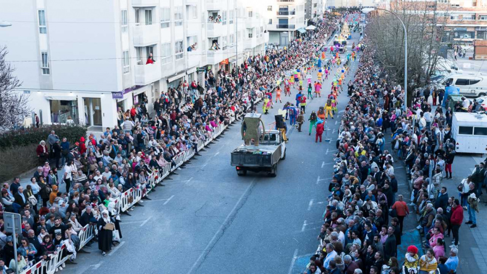 935 personas y 18 carrozzas toman Tui: el Entroido despliega su mejor ironía en 37 años de desfile
