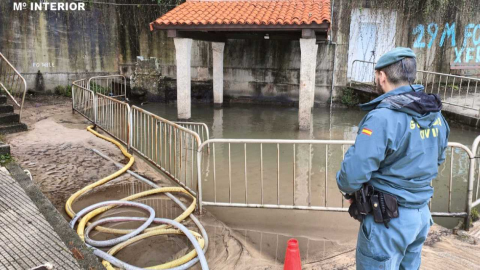 El Seprona investiga a una empresa de obras por un vertido que anegó un lavadero en Cangas