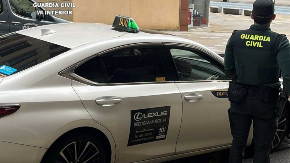 Investigan a un hombre por destrozar el techo de un taxi en Sanxenxo
