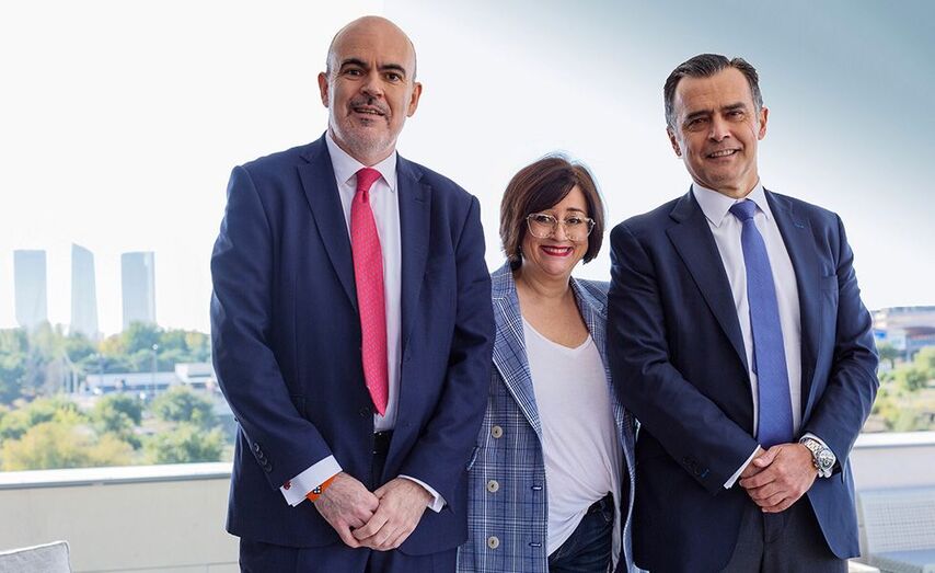 De izq. a dcha. C&eacute;sar Mej&iacute;as, Paloma Llaneza y Santiago G&oacute;mez Sancha