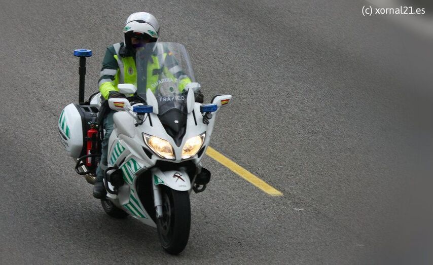 Una dotaci&oacute;n de la Guardia Civil de Tr&aacute;fico patrullando por la A55, una de las v&iacute;as que registra mayor n&uacute;mero de accidentes