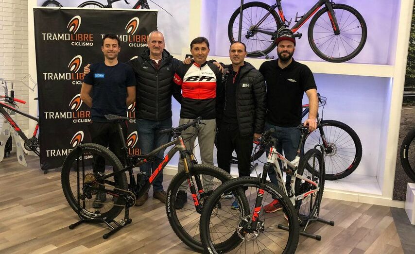 Marcelino Giráldez junto a su equipo