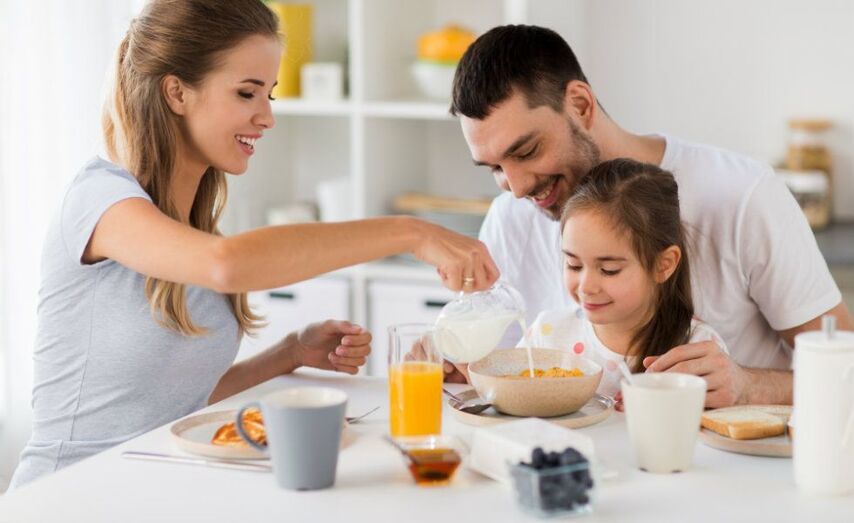 La leche y un alimento del grupo del cereal es la principal elecci&oacute;n para el primer desayuno en el hogar