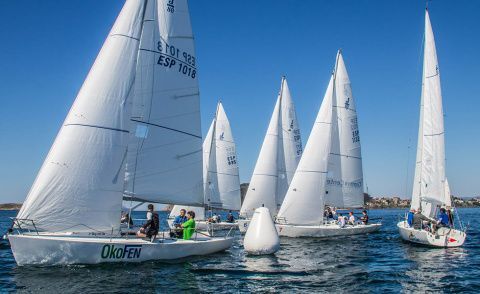 Una de las salidas que los J80 tuvieron que repetir por la caida del viento. /&copy; Rosana Calvo