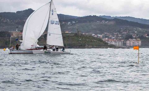 El Okofen cruzando la llegada en solitario sin ningún barco a su popa. /&copy; Rosana Calvo