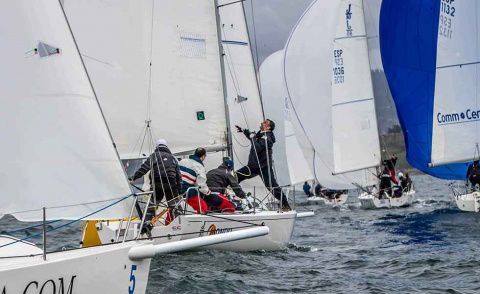 Una de las popas de las regatas de hoy en Baiona. /&copy; Rosana Calvo