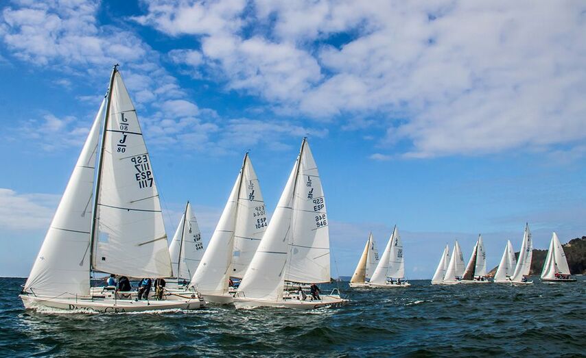 Flota de J80 en la tercera jornada de la Liga de Invierno. /&copy; Rosana Calvo