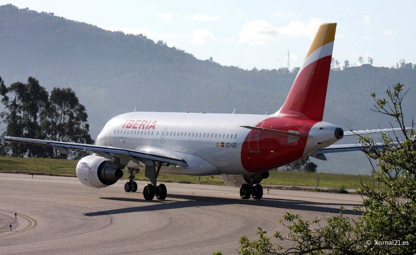 Un avi&oacute;n de Iberia en la pista de despegue