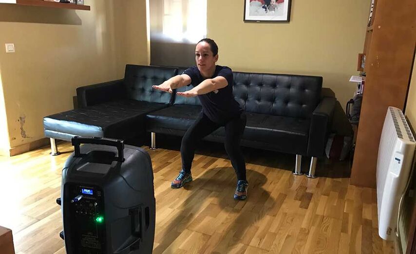 Os monitores deportivos do Concello de Mos, Paco Villanueva e Lorena Lago, impartindo clases desde as s&uacute;as casas.