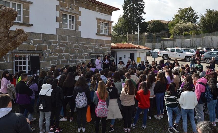 Recentemente un cento de alumnas e alumnos al&eacute;n de docentes concentr&aacute;banse baixo o lema &ldquo;LoiteMos pola igualdade&rdquo; / Arquivo