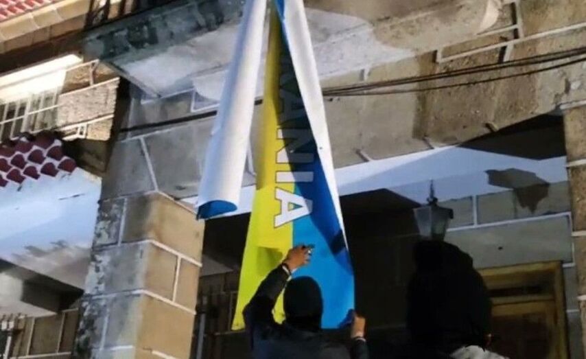 Alomenos dous encapuchados atacaron hoxe a bandeira de ucrania ubicada no Concello tal e como pode apreciarse na imaxe que os propios autores subiron as redes sociais