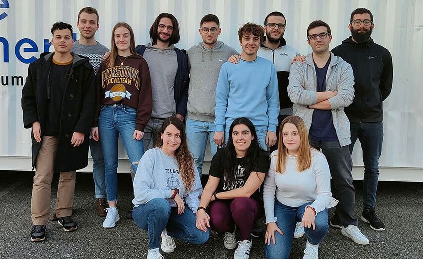 Foto de familia das alumnas e alumnos da asociaci&oacute;n CES-UVigo