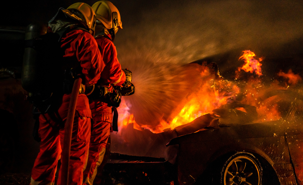 Bomberos durante la extinción de un fuego  /  Archivo |Image licensed by © Ingram Image