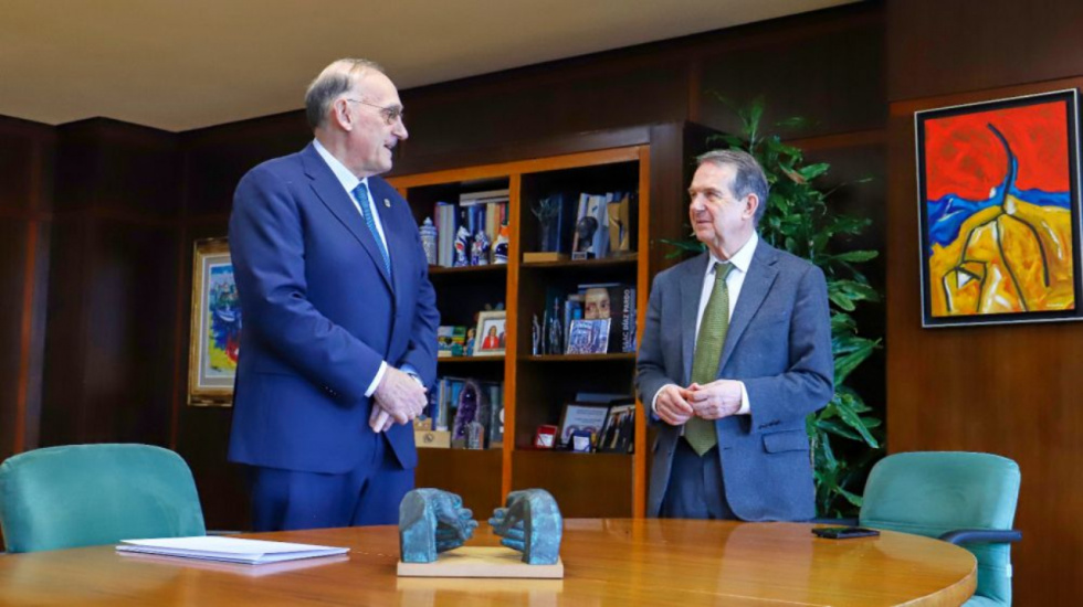 Caballero apoya a la UVigo para conseguir una nueva residencia de estudiantes