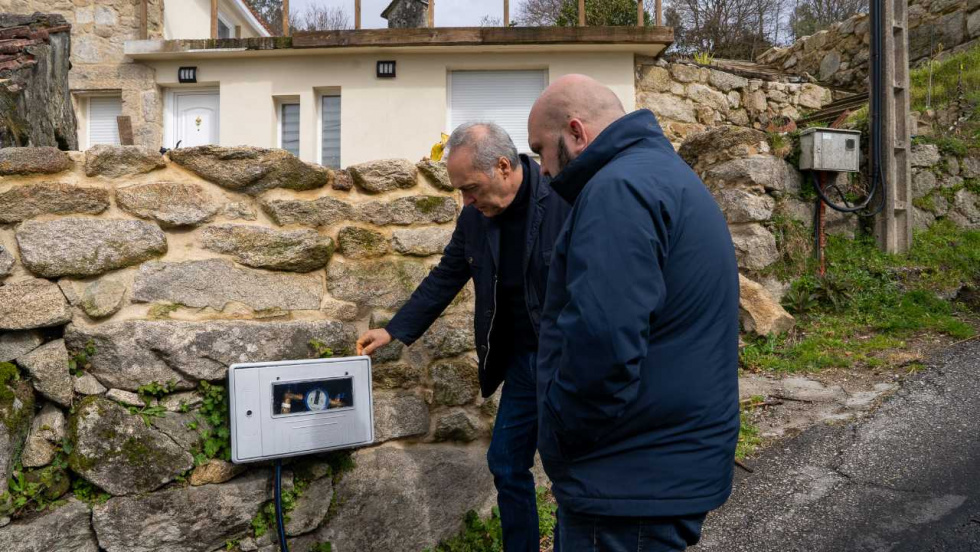 500 metros de nuevas tuberías llevan agua potable a una docena de viviendas en Mondariz