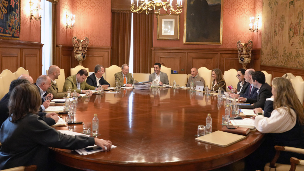 Oia y Poio se llenan de deporte: 280.000 euros para pistas de bolos y atletismo