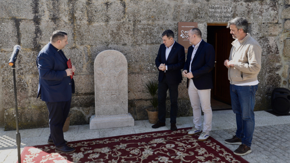 Granito gallego y fe: la escultura de Santa Librada ya preside San Vicente do Grove