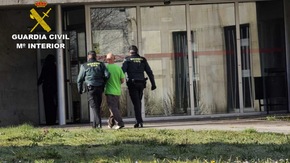 Detenido en Lalín por encerrar a un vecino en su casa, robarle y prender fuego tras amenazarle con unas tijeras