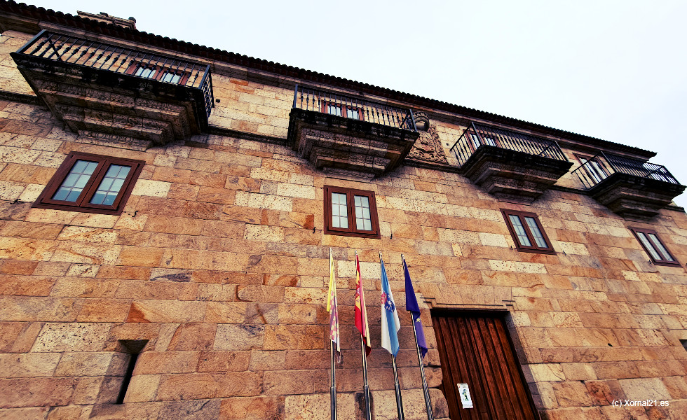 Mos define a sus valedores y actualiza su inventario de bienes en un Pleno clave