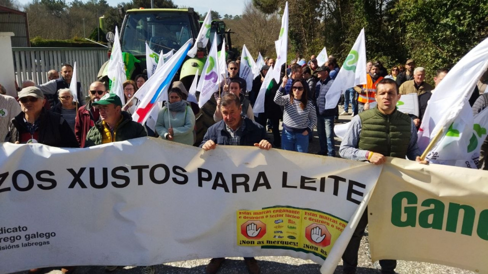 Tractores y ganaderos toman Vilalba contra Lactalis: 