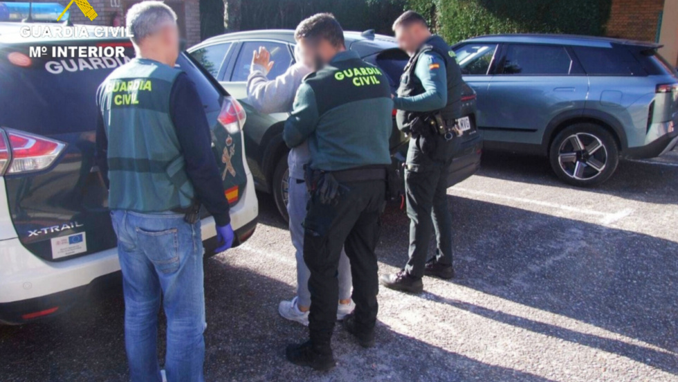 La Guardia Civil desarticula en O Porriño una banda que estafó 49.000 euros usando 60 DNIs robados