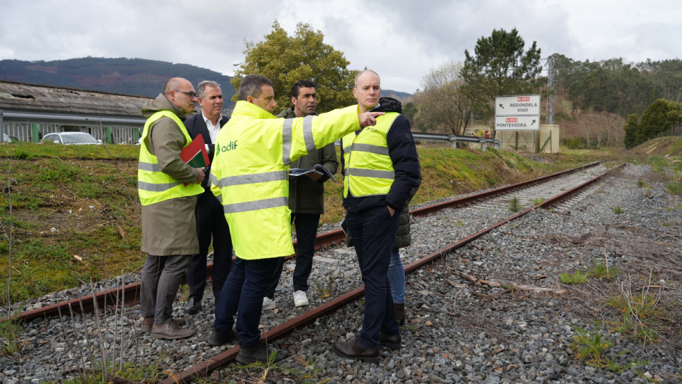 La Deputación inspecciona con Adif el trazado ferroviario para crear una Vía Verde entre Arcade y Pontevedra