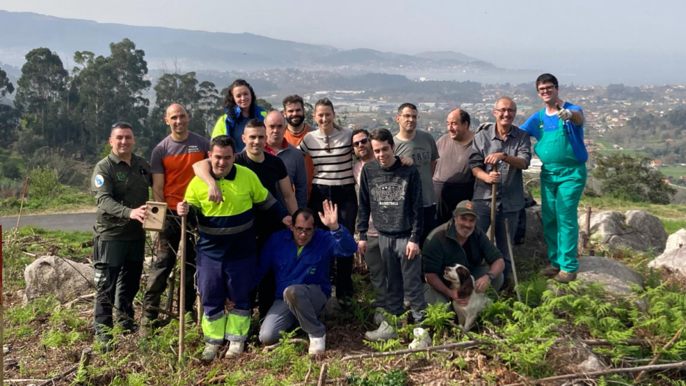 Escolares y usuarios del CEE Juan María plantan 260 árboles en el parque forestal de Nigrán