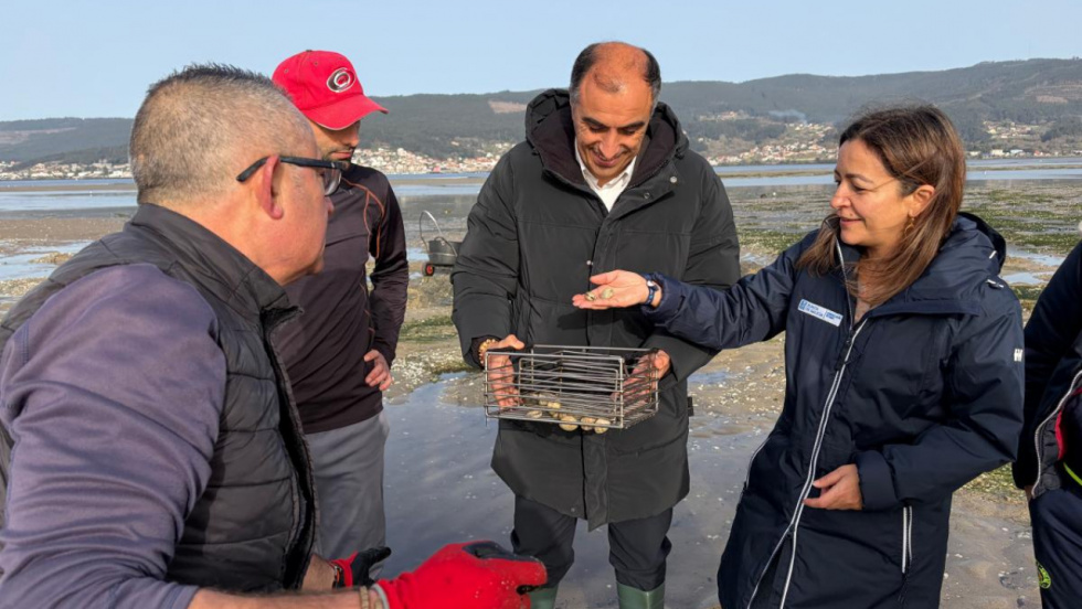 Mar supervisa en la ría de Pontevedra el impacto de la bajada de salinidad en los bancos marisqueros