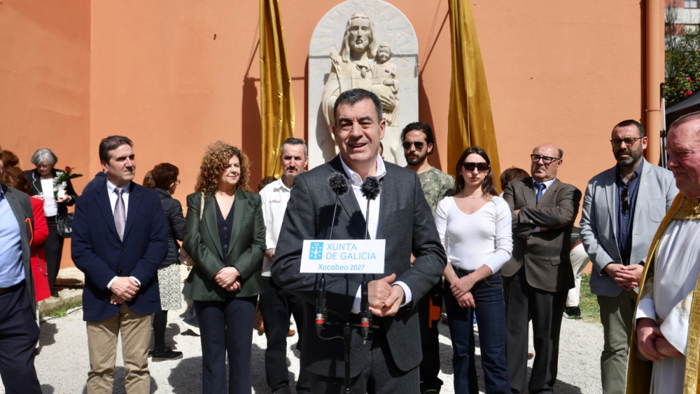 Un San Xosé de 4.000 kilos esculpido en granito por alumnos de FP ya vigila Campolongo