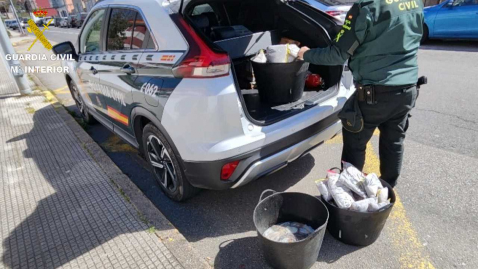 La Guardia Civil incauta 57 kilos de pulpo ilegal en el puerto de Beluso (Bueu)