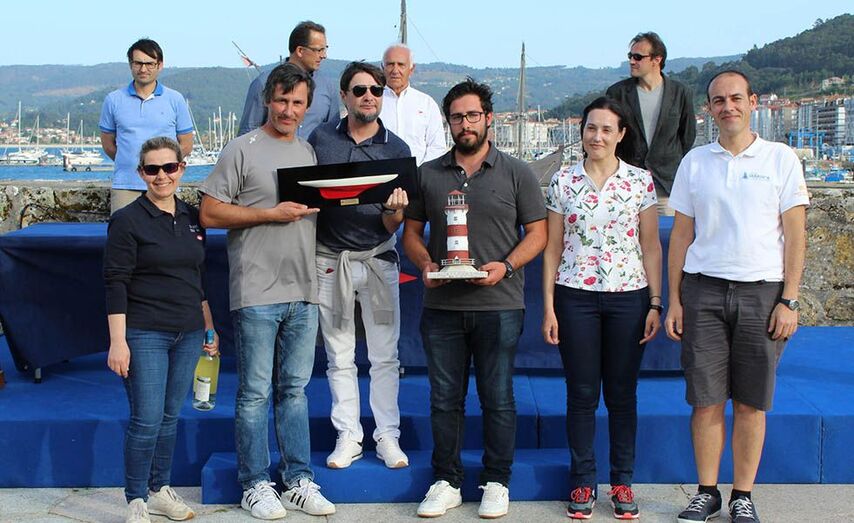 Tripulación del Nahela ganadora del Trofeo Comunica. /© Óscar Calero