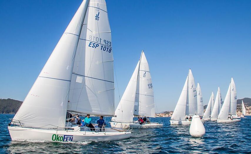 El Okofen de Javier de la Gándara al frente de la flota de J80. /&copy; Rosana Calvo
