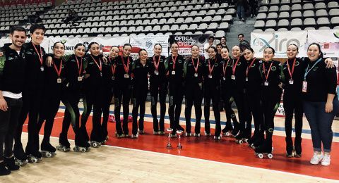 Patinadores CPA Condado Salvaterra Grupos Show Junior y Pequeño junto a Edu Caride (entrenador)