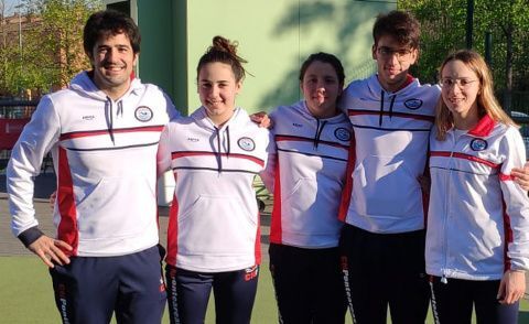 Andrés Carrera junto a los nadadores.