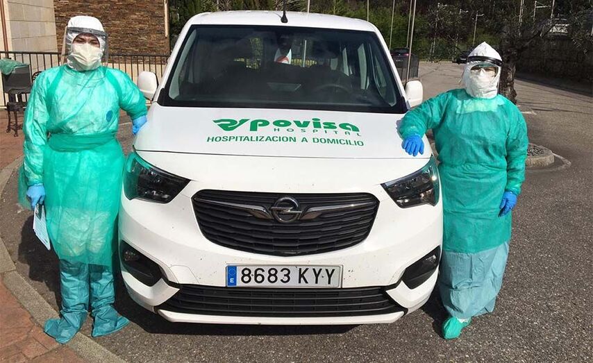 Una enfermera y una auxiliar de Povisa, antes de entrar en un domicilio para llevar a cabo una prueba de COVID.