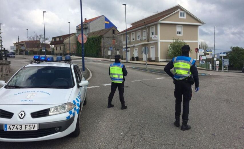 2 axentes patrullando esta tarde: un dos novos auxiliares incorporados o pasado venres e un polic&iacute;a local.