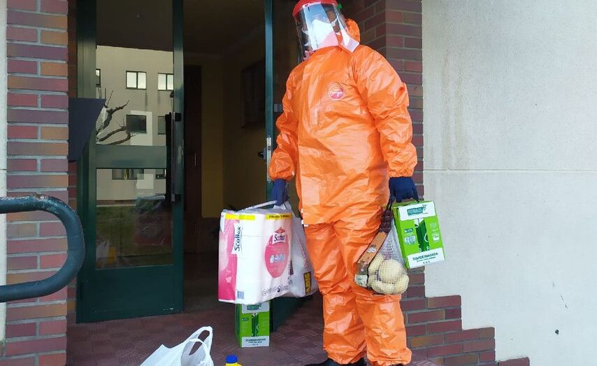 Un voluntario leva alimentos e productos de primeira necesidade a unha vivenda Un voluntario leva alimentos e productos de primeira necesidade a unha vivenda