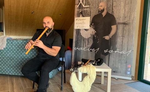 das grabaci&oacute;ns das s&uacute;as actuaci&oacute;ns en colaboraci&oacute;n con esta iniciativa do Concello de Mos, de Antonio Barros e Ialma, e Xulio Lorenzo,  desde as s&uacute;as casas.