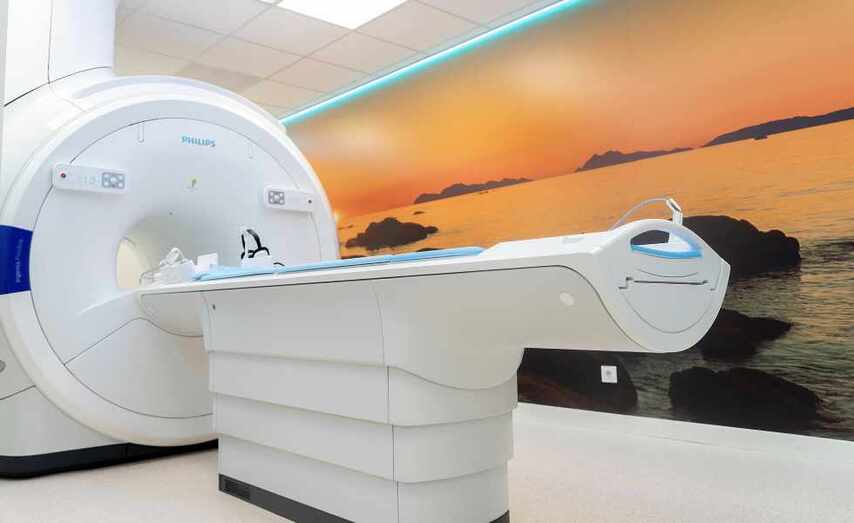 La nueva resonancia magn&eacute;tica se ha instalado en una sala decorada con im&aacute;genes relajantes de las islas C&iacute;es.