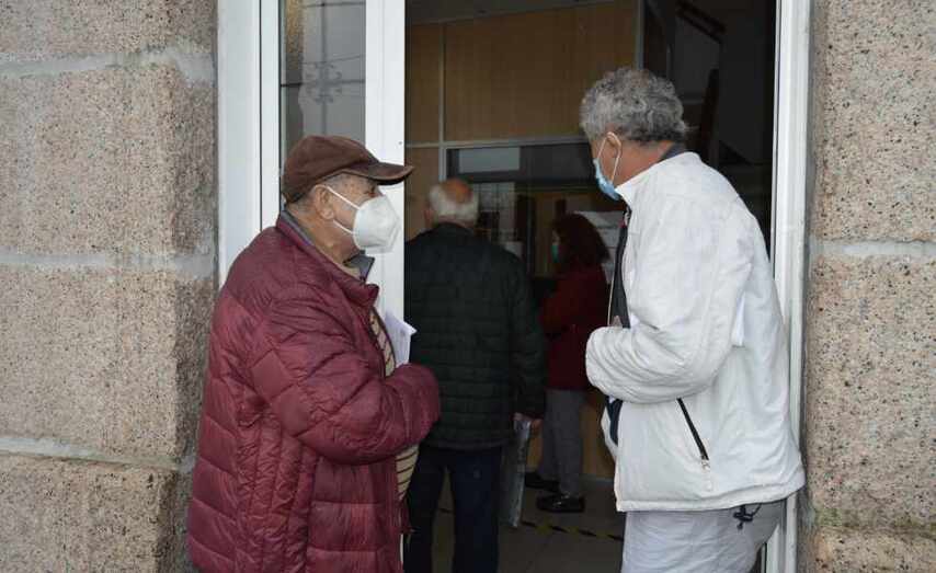 veci&ntilde;os/as hoxe &aacute; entrada de Urbanismo, esperando para recibir informaci&oacute;n catastral. As fortes choivas desta ma&ntilde;&aacute; reduciron as visitas pero a media diaria de afluencia est&aacute; a ser de 100 persoas.